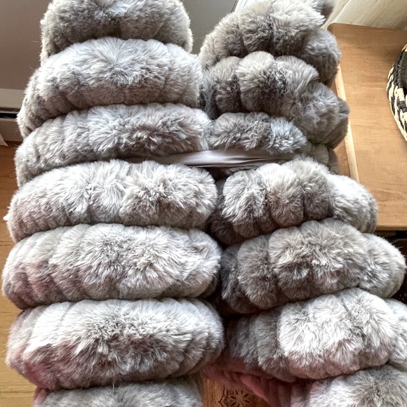 🎉HP🎉 Set of 2 Luxurious, plush faux fur accent pillows! Super soft & comfy! - Picture 9 of 13